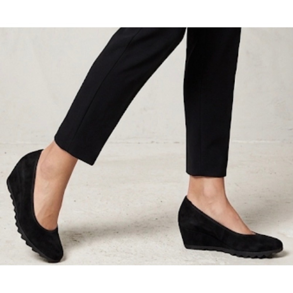 Gabor Sacchetto Black Suede Wedge Pumps Round Toe Scalloped Sole Shoes 9.5